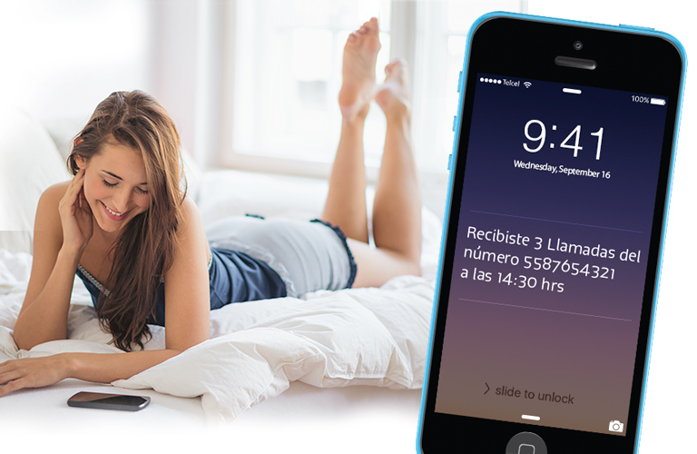 jovencita sobre la cama mirando una notificacion de llamada en su celular 768 x 500 pixeles