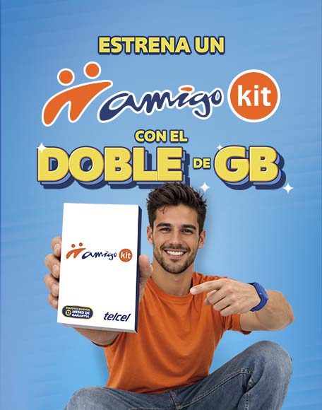 persona sostiene un paquete de amigo kit para activar una linea y navegar mas