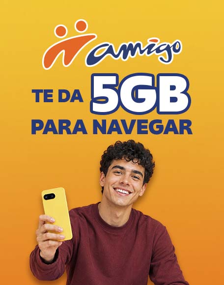 persona sentada sostiene un telefono movil junto a promocion de cinco gigabytes